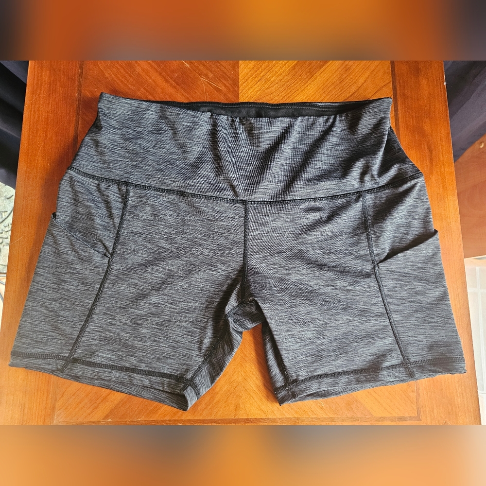 Yoga shorts with pockets